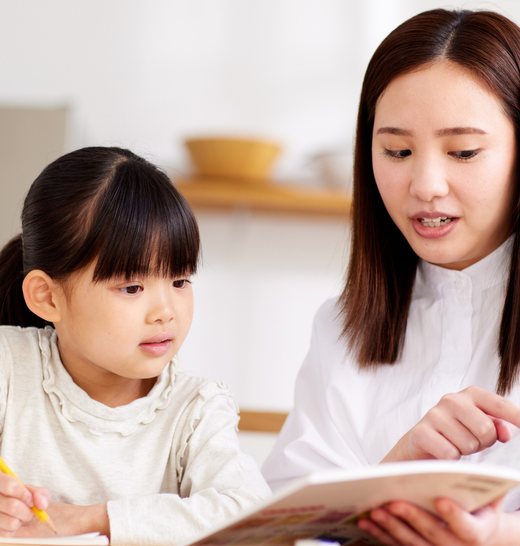 子どもの勉強を見守るママ